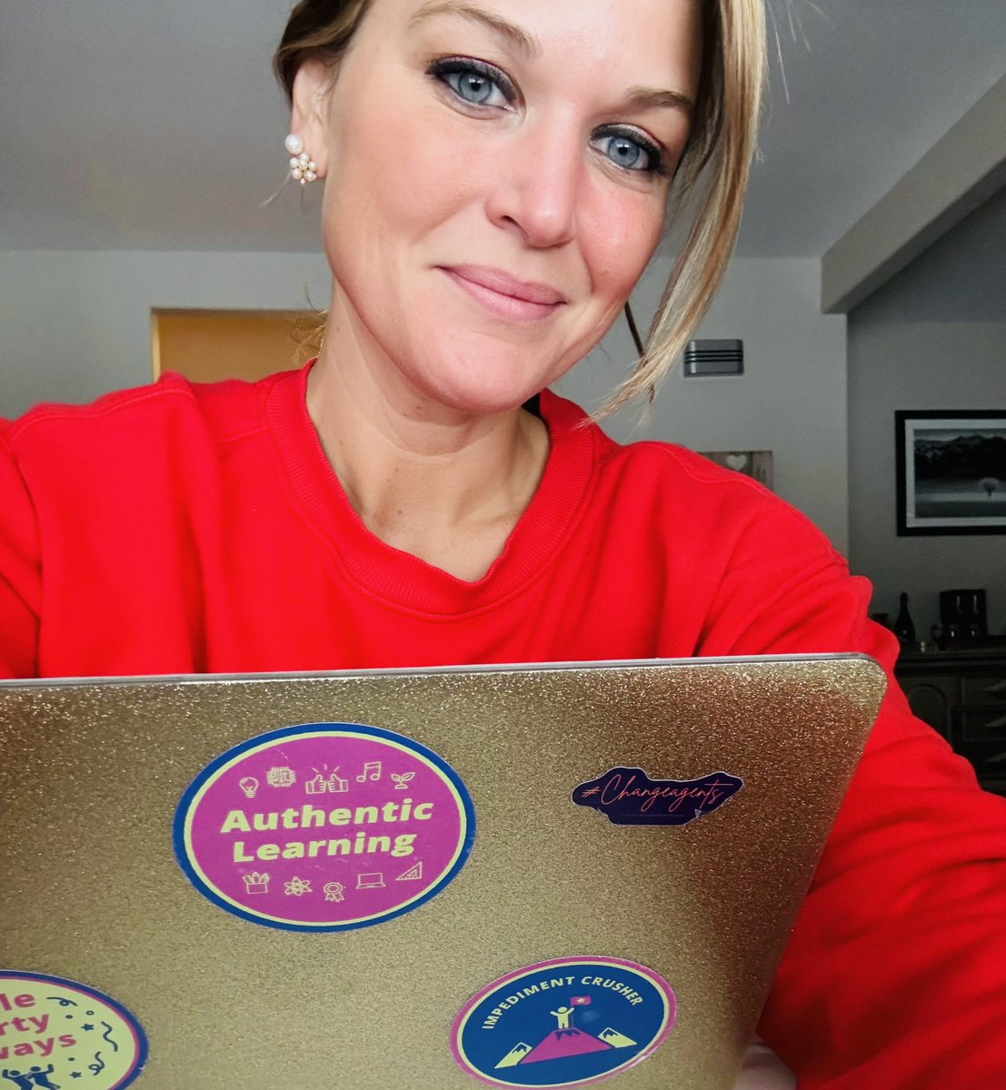mrswilliams21c's tweet photo. Wearing red today #WeStandWithAEA https://t.co/dAtu8rNuUR