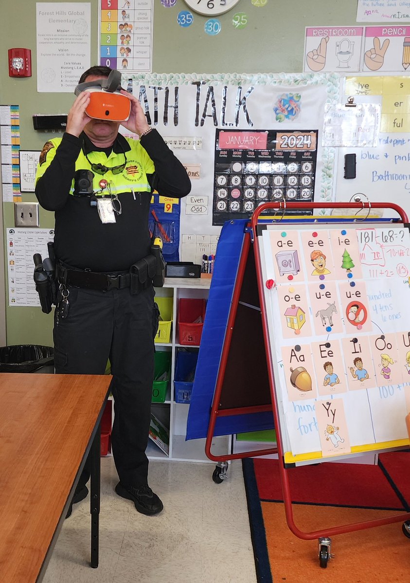 MsP_Teaches1's tweet photo. Even our SRO got in on the fun! @Levansteach15 https://t.co/DFgA15Engk