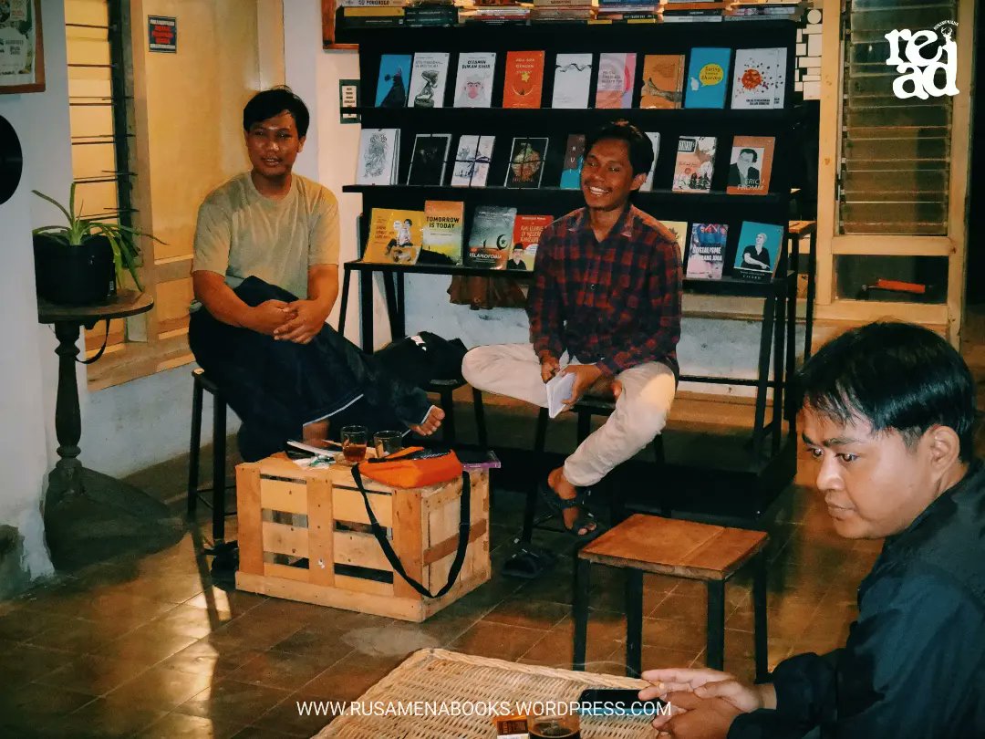 rusamenjana's tweet photo. Moment keseruan ngobrolin buku Melawat Ingatan karya Ruly R. Terima kasih banyak kawan² yang menyempatkan hadir. Acara itu sekaligus peluncuran terbitan pertama @salines_press kita.

Sampai jumpa kembali ye ✨🐈

#rusamenjanabooks  #rusamenjanabookstore #rusamenjanapublishing https://t.co/7F7Oe0M2Ig