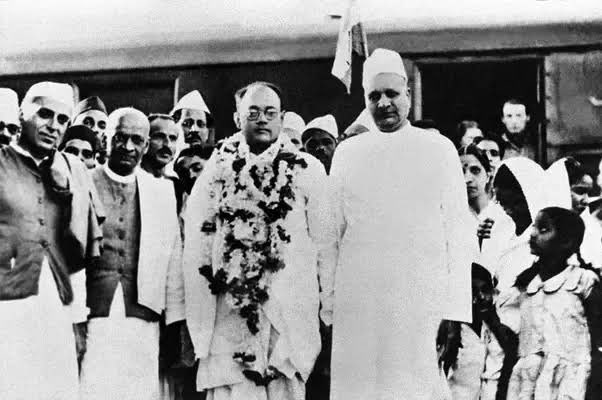 Nehru may have worn the crown, but he will never be the King. 

There will be only one King and that is Netaji Subhas Chandra Bose. 
#NetajiBirthAnniversary #NetajiSubhasChandraBose