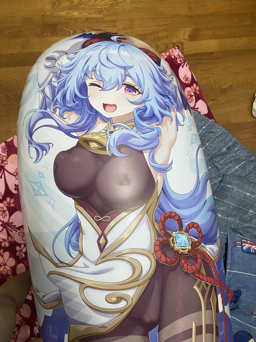 第一個抱枕來自<a href="/CuteBalloonsSTU/">萌球工作室</a>