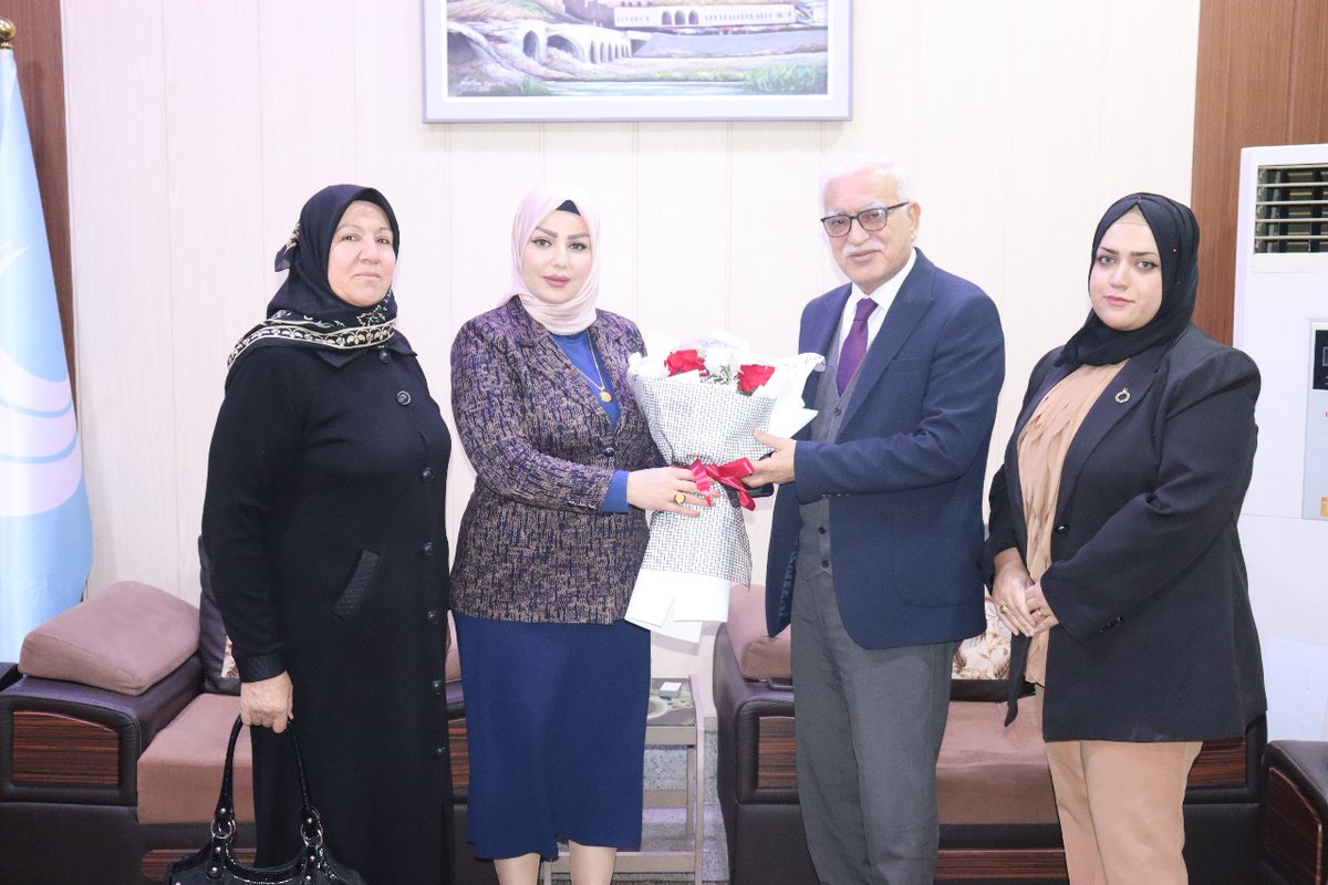 السيد رياض صاري كهية يستقبل في المقر العام للحرب بمدينةكركوك الاعلامية التركمانيةالمتألقة السيدة دنياأوجي والوفدالمرافق لها وخلال الزيارة قدم الوفد الزائر تهانيه وتبريكاته لصاري كهية بمناسبة الذكرى السنويةالثلاثون لتأسيس الحزب متمنياالتوفيق والنجاح له لخدمة أبناء شعبنا التركماني