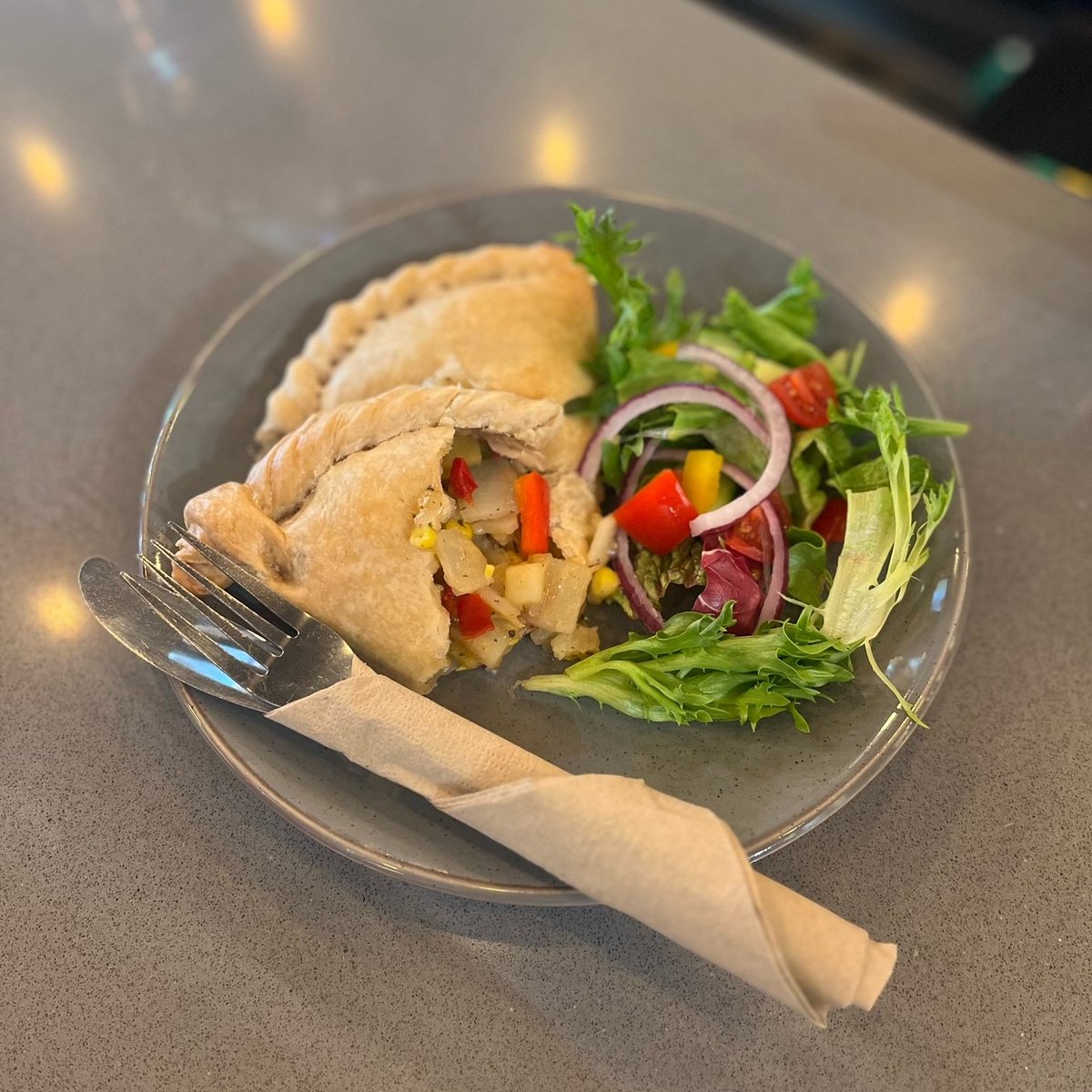 ShermanCafeBar's tweet photo. Mae Ionawr Feganaidd neu #Veganuary yn fwy nag erioed eleni. Wrth i ni nesáu at ddiwedd y mis, cofiwch ddod draw i'n Caffi Bar am un o'n prydau fegan arbennig a thwymwch lan gyda phaned boeth ☕ https://t.co/nmqQhi58Li