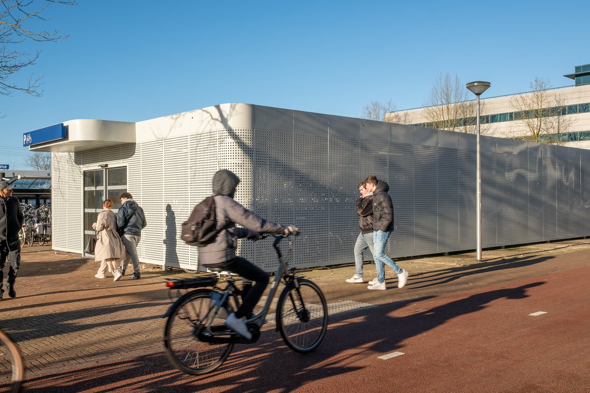 De nieuwe bewaakte fietsenstalling bij station Amersfoort Schothorst is geopend. Fietsers kunnen 24 uur per dag, 7 dagen per week hun fiets bewaakt parkeren. Lees meer in ons nieuwsbericht: bit.ly/491ERwk