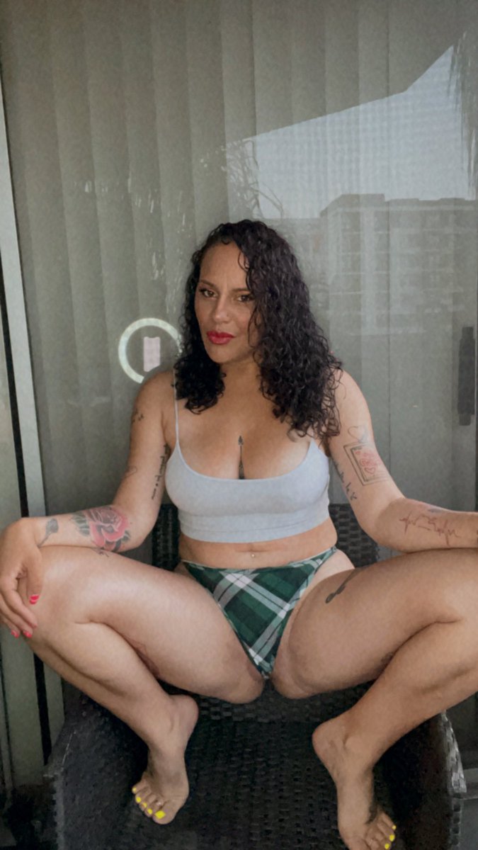 mixedgyal40's tweet photo. She’s hungry 🤤 🤤🤤🤤
Drop a comment with what u would feed her 
#feedme #yummy #tasty #crema https://t.co/8RXQSMHIn0