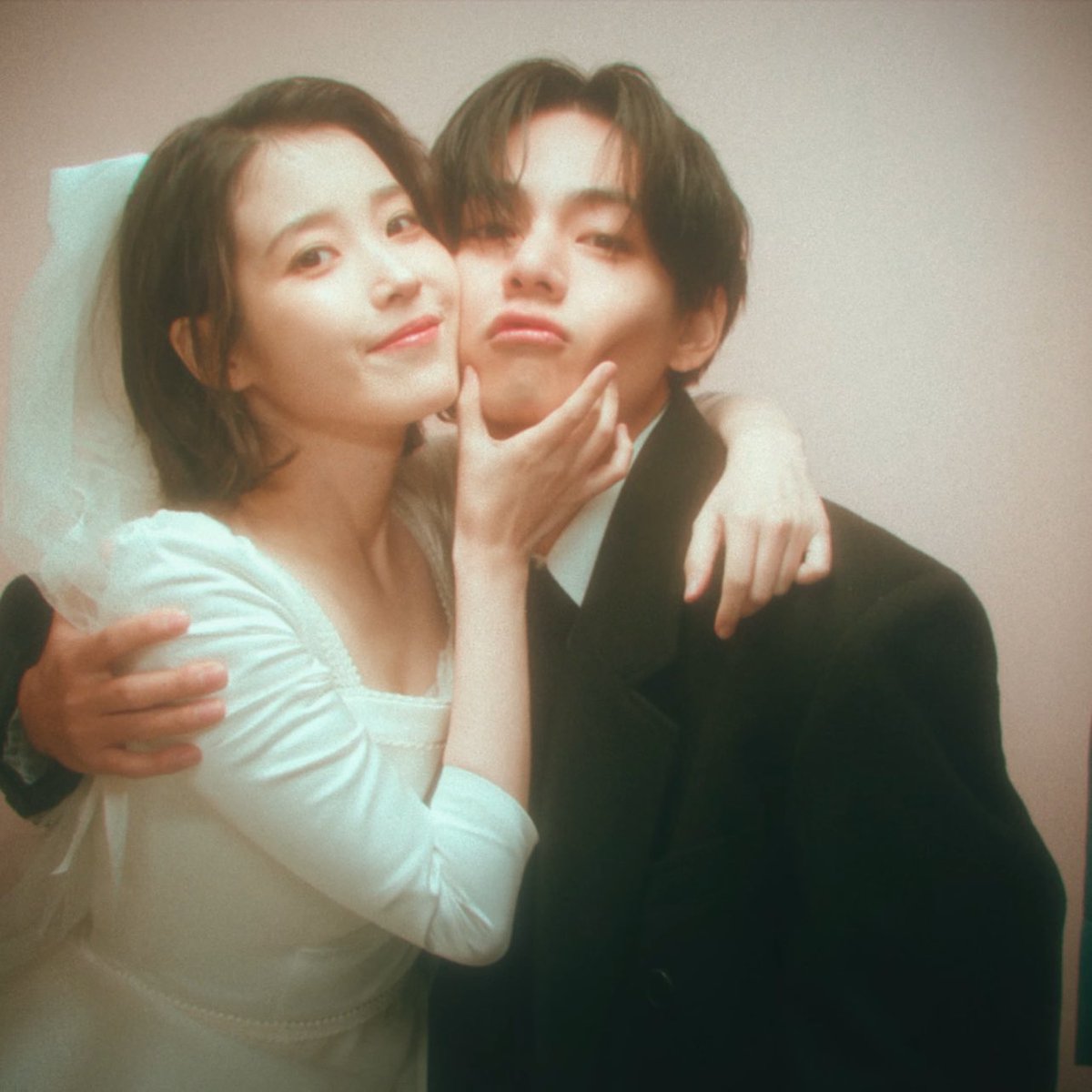 leejiweuns's tweet photo. It's crazy how IU has chemistry with every leading man she’s got to work with in a music video like no one’s doing it like her https://t.co/3WmydJdSEo