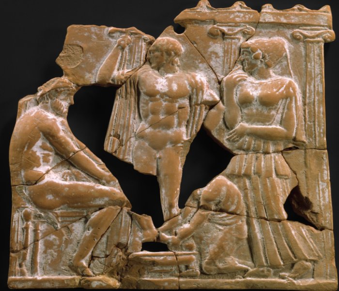 #TerracottaTuesday - Eurykleia (old nurse) is washing Odysseus's feet, after Odysseus's return to Ithaka. Odysseus appears seated before a columned facade that represents his palace. Before him stand his son, Telemachos & his wife, Penelope. 450 BC, Greek Melian; (19.7 x 18.6 cm)