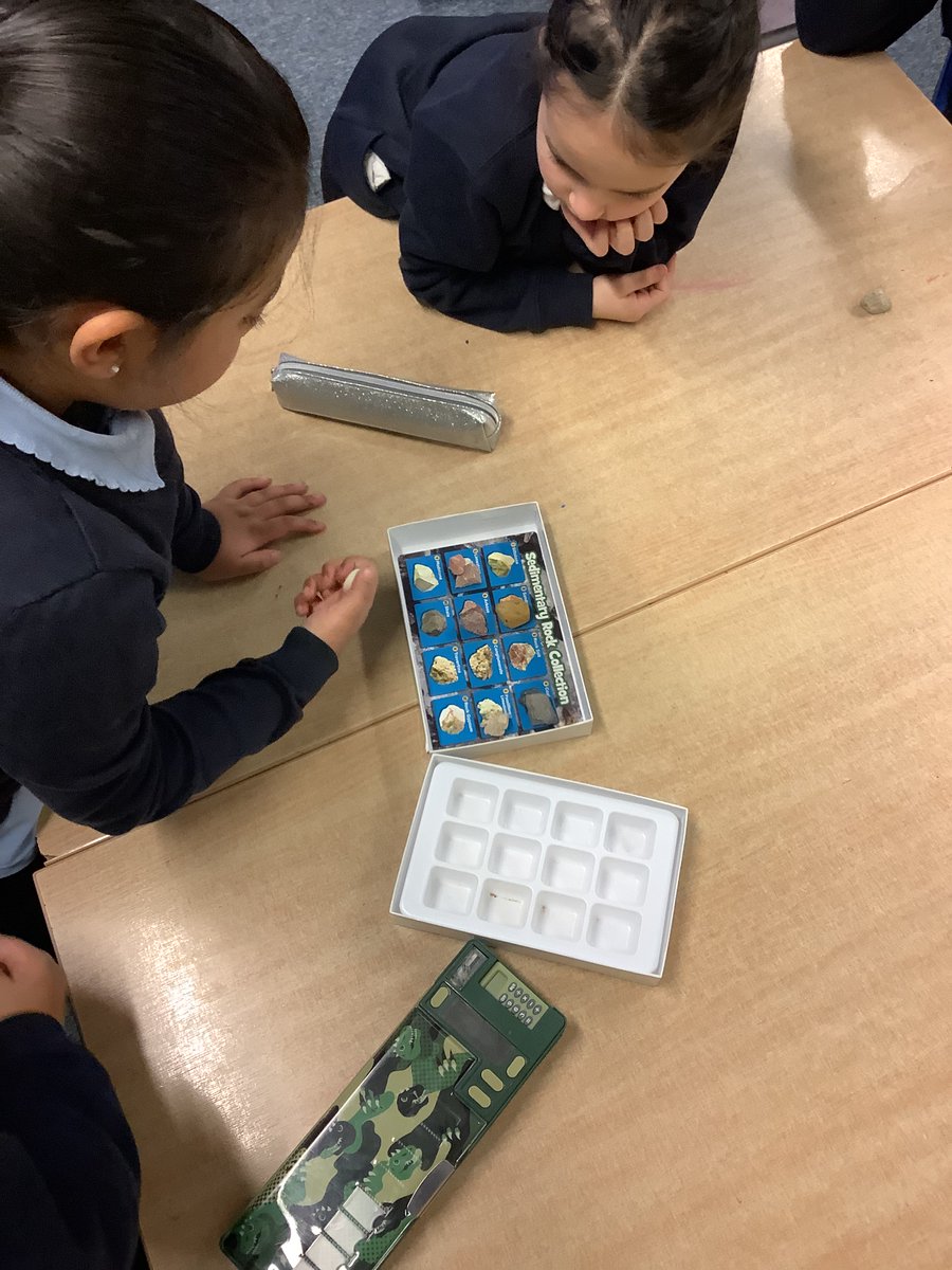 Byronprimarysch's tweet photo. 3B enjoyed looking at different types of rocks in science today. We were able to group and classify the rocks based on their appearance and physical properties. 

#ByronSTEM
#Sciencerocks https://t.co/dHNiHXfEEI