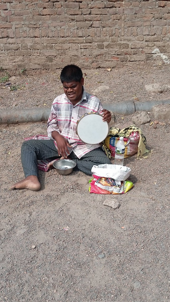 PranayThota2's tweet photo. Really Unfortunate to see this talented Singer begging in #Kondagattu , please help him, his voice was really awesome
@KTRoffice @KTRBRS @MusicThaman @ThisIsDSP @anirudhofficial @VenuYeldandi9 
@KChiruTweets @RaviTeja_offl @ganeshbandla @NameisNani https://t.co/ABanuYCVI9