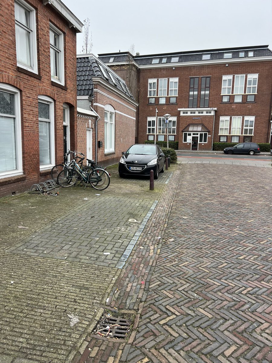 Melden bij meldpunt overlast heeft wel degelijk zin. Straat was binnen een uur netjes schoon met dank aan Ron te Slaa en Skrep <a href="/gemeente_Lwd/">Gemeente Leeuwarden</a> <a href="/ronteslaa/">ron te slaa</a>