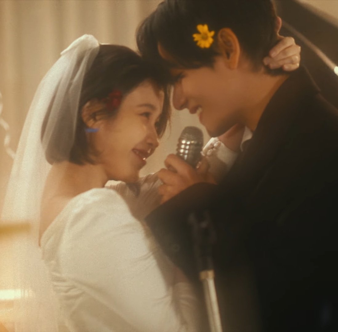moonlvskm's tweet photo. ANDO LLORANDOOOO 😭😭😭😭

LO HERMOSO QUE SALE TAE Y IU TAMBIÉN, LA QUÍMICA, COMO AMBOS SE CUIDAN HASTA EL FINAL, TODO ESTÁ PERFECTO 🥺❤️❤️💕💕

ACTOR TAEHYUNG RETURNS
IU X V LOVE WINS ALL
#LoveWinsAllMV https://t.co/VR3vLm3NJP
