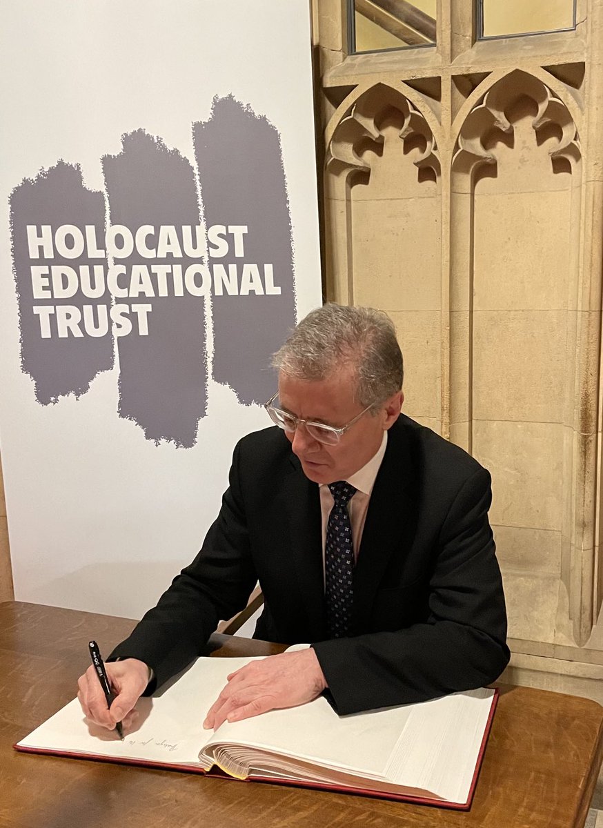 Pleased to have the opportunity to sign ⁦<a href="/HolocaustUK/">H.E.T.</a>⁩ Book of Commitment to recognise their work in ensuring that history is remembered &amp; those who were murdered are not forgotten