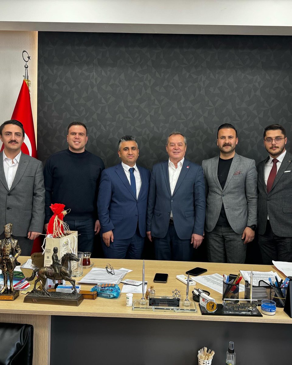 Atakanylmzchp's tweet photo. Beylikdüzü İlçe Başkanımız Sn. @demirtasmulayim ve Beylikdüzü İlçe Gençlik Kolları Başkanımız Sn. @soyerbas ‘ı makamlarında ziyaret ettik. Misafir perverlikleri ve güler yüzleri için başkanlarımıza ve yöneticilerine teşekkür ederiz. https://t.co/1aHq81y2FY