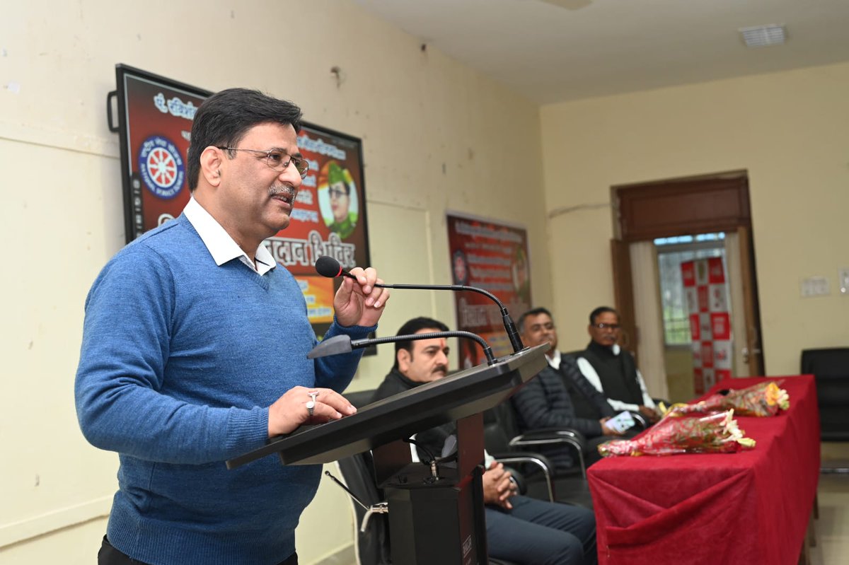 Pt.RSU के NSS Cell द्वारा पहला डिजिटल 'अपना ब्लड सेंटर' के सहयोग से थैलेसीमिया एवं जरूरतमंद मरीजों के सहायतार्थ हेतु नेताजी सुभाषचंद्र बोस जी की जयंती 23 जनवरी  पराक्रम दिवस के उपलक्ष्य पर आज विशाल रक्तदान शिविर का आयोजन कला भवन सेमिनार हॉल में 10 बजे से 2 बजे तक किया गया।