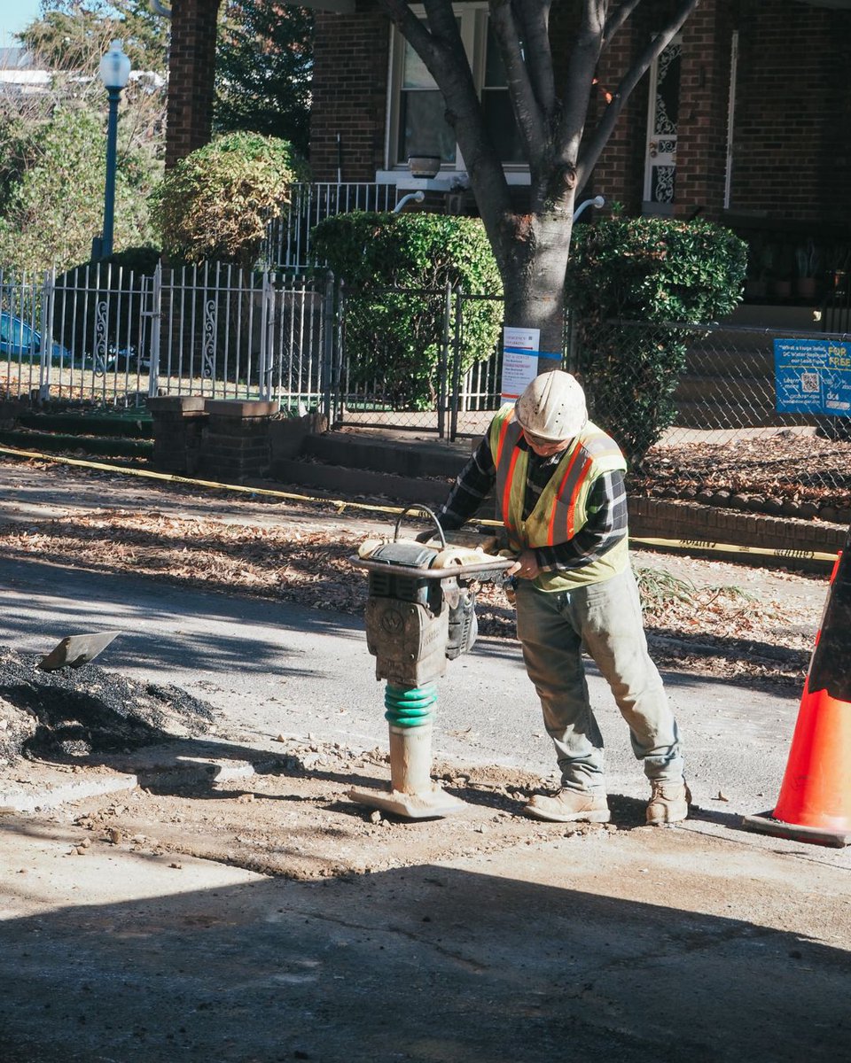 dcwater's tweet photo. Our LFDC construction teams are out in Petworth and Eastern Market replacing lead pipes this week! 

Visit our construction dashboard to learn if your block is scheduled for replacements and sign an agreement today! 

https://t.co/RKewBO18dh 

#LeadFreeDC https://t.co/qXQiN8ykPM
