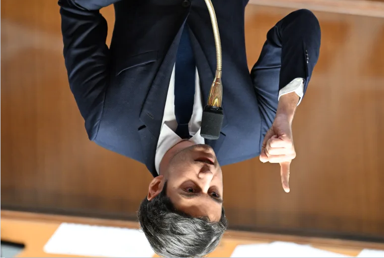 Fils2Psy's tweet photo. #DirecAN Gabriel Attal, lors des questions au gouvernement de l'Assemblée nationale dénonce les « larmes de crocodiles » de la gauche et de ne soutenir que partiellement les #agriculteurs. Alors devant autant de mépris. Soutien total aux #AgriculteursEnColère et #Attal à l'envers https://t.co/iWNh9qEWfg