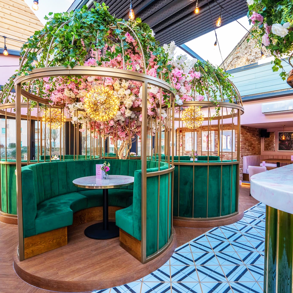 As we wait for spring to arrive and brighten our days, the @forbidden_florist has opted to bring spring indoors so you can experience it all year around. 
⁠
#springtime#interiordesignideas #interiordesigner #hospitalitydesign #interiorarchitecture