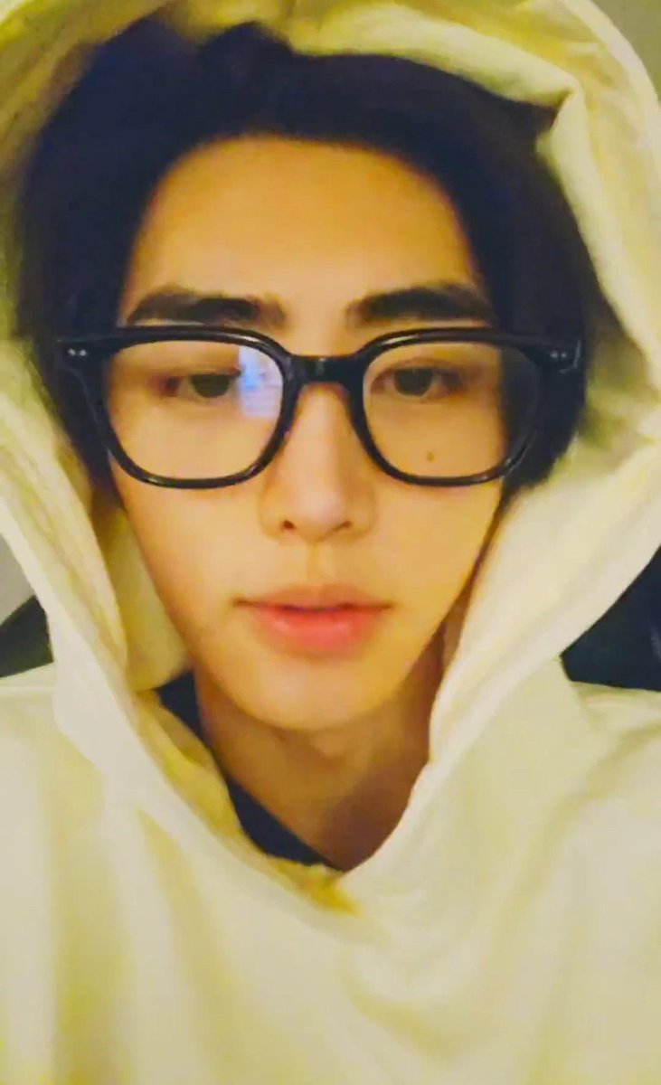 janechax's tweet photo. ขอให้มีหนุ่มตี๋ หล่อ ๆ ใส่แว่นตรงสเปคมาเป็นแฟน https://t.co/hKHo5u0Dnm
