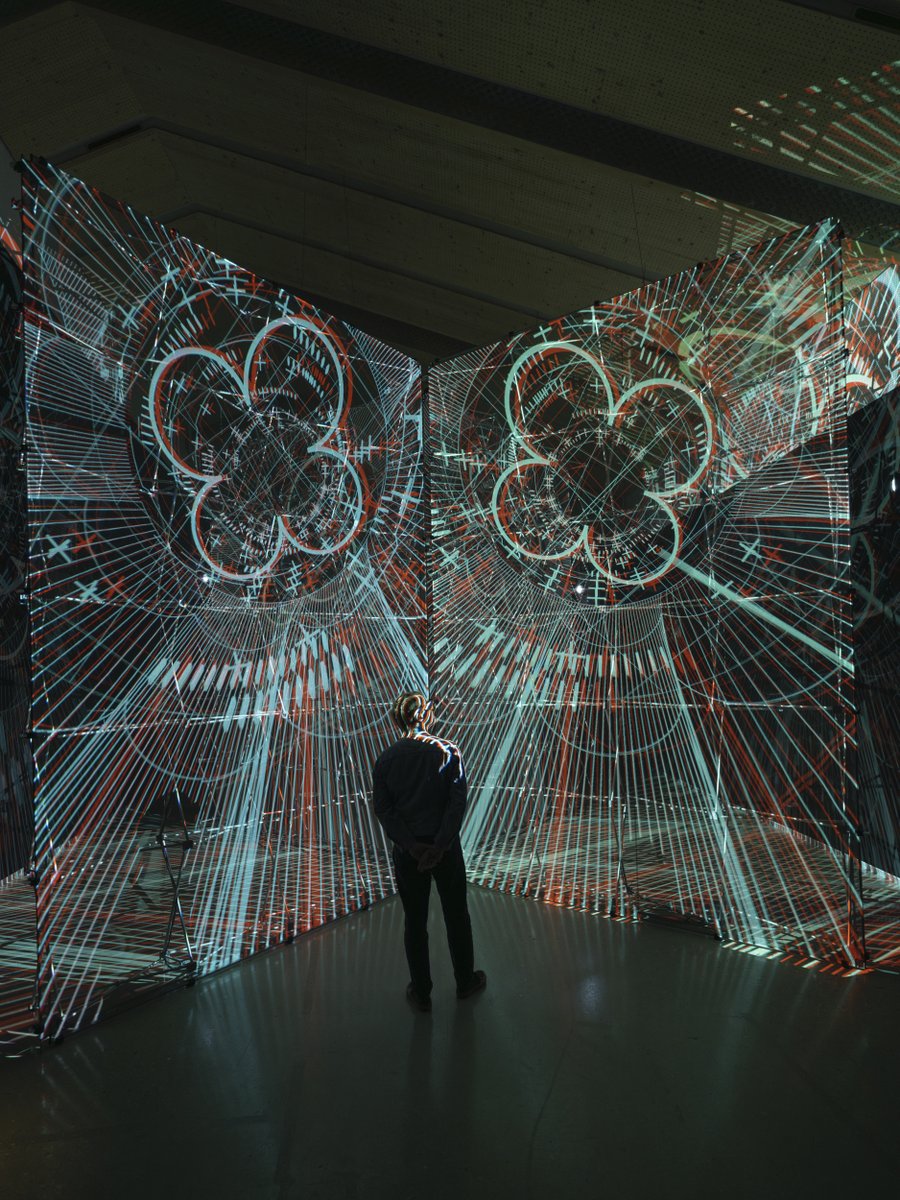 Les motifs 3D de 'LightTank II' font référence à des architectures gothiques aux allures futuristes qui emplissent l’espace d’exposition. Plongé dans ses volumes, le public fait l’expérience d’un lieu hybride et immersif. > go.epfl.ch/CyberPhysical @EPFL #EPFL #lausanne
