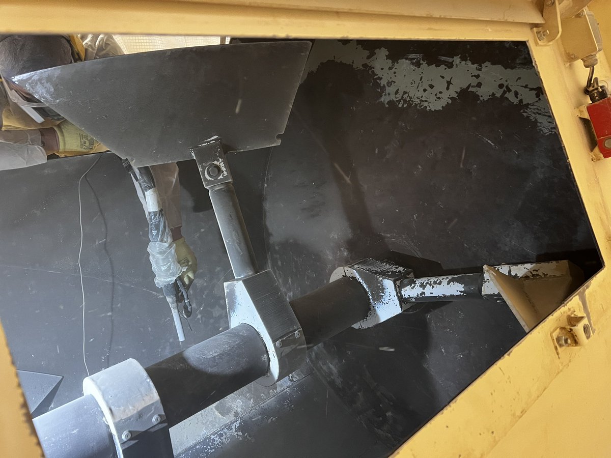 OptimumDryIce's tweet photo. On our home turf of Birmingham today!
Dry ice blasting a food mixer means it gets a good ‘sterilisation’ as dry ice is so cold!!

New strap line- 
Optimum Dry Ice Blasting - keeping our food safe!!

#dryiceblasting #birmingham #dryicecleaning https://t.co/h9udKS1dkt