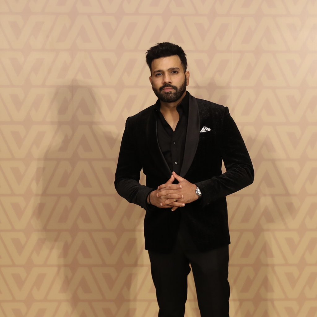 CricCrazyJohns's tweet photo. Captain Rohit Sharma in stunning look....!!!!! https://t.co/NAlCaZfl9p