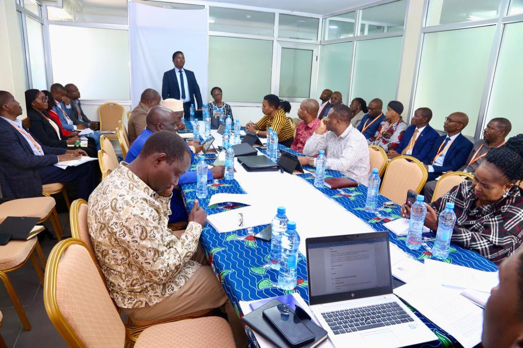 dodoma_tv's tweet photo. Dotv Update.Waziri wa Nchi Ofisi ya Makamu wa Rais (Muungano na Mazingira) Mhe. Dkt. Selemani Jafo akiwasilisha taarifa kuhusu maazimio yaliyofikiwa katika Mkutano wa Mabadiliko ya Tabianchi (COP28) na ya utendaji wa Mamlaka ya Hali ya Hewa Tanzania (TMA) https://t.co/8UEHi0NFZa