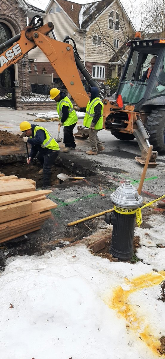 NewYork811_Rep3's tweet photo. In Queens today educating contractors about the importance of safe digging practices and  811. Liberty Water &amp; Sewer hand excavating to expose utilities in their work area. https://t.co/yBPDx9w6eP