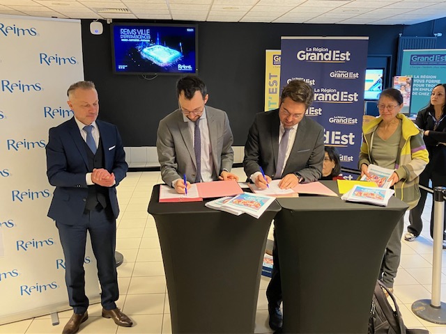 ars_grand_est's tweet photo. Ce matin les ≠ acteurs institutionnels du département de la #Marne se sont retrouvés au stade Auguste Delaune 📌 pour signer le Contrat Local de Santé #CLS de la @VilledeReims en présence de M. SPAHIC 🆕DGA @ars_grand_est et Dr SEGOVIA-KUENY DT #ARS51 https://t.co/vDt5bYGNsQ
