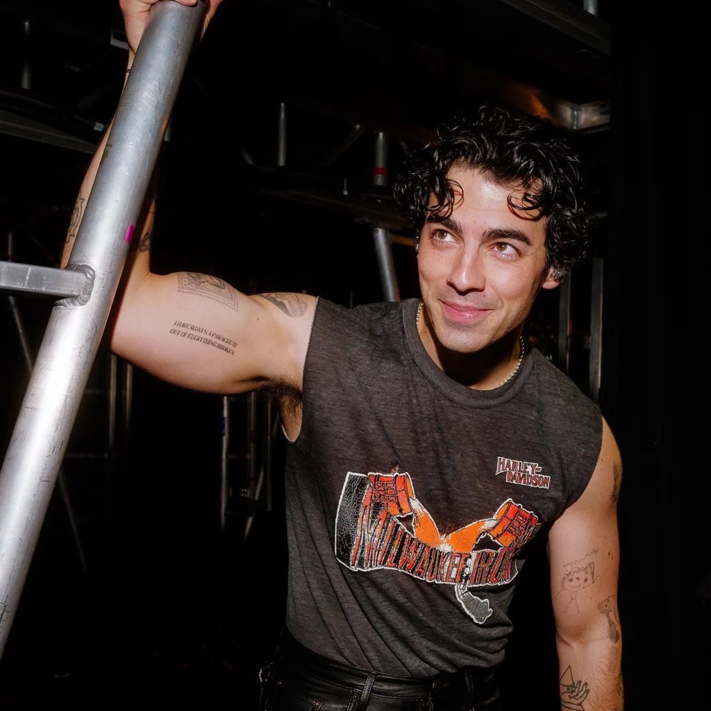 Ashleyy_L_'s tweet image. We all know the answer here.