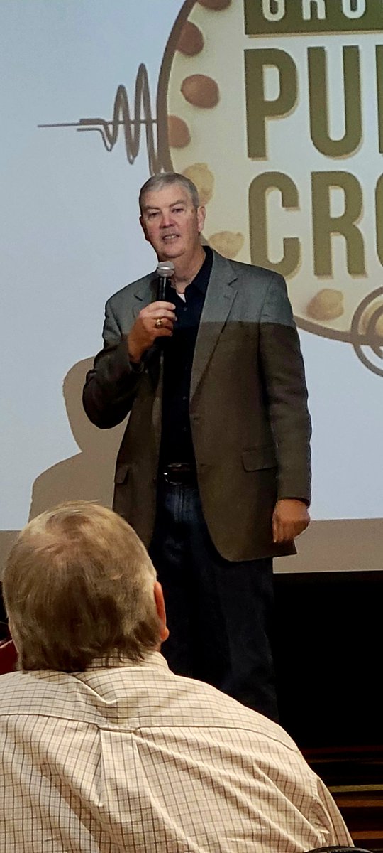 peasloveharmony's tweet photo. Great update on farm policy from Dr. Joe Outlaw! Always wonderful to see him at NPGA Convention! #farmpolicy #northernpulse #plant24 https://t.co/78bImsBHLE