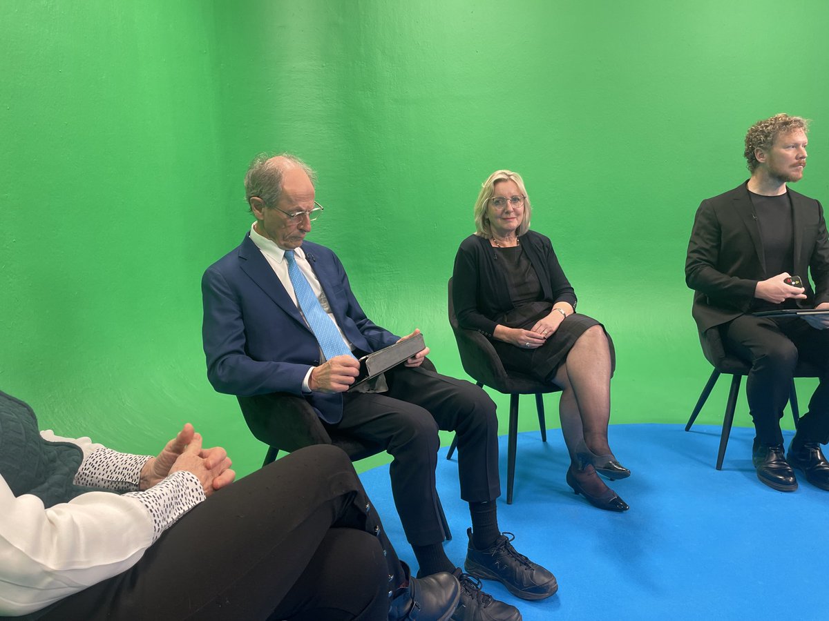 Our panel prepare ⁦@MichaelMarmot⁩ ⁦@stefanstern⁩ ⁦@jacomarais8⁩ ⁦@ggimprovement⁩ ⁦@JaideepPrabhu⁩ as questions are coming in #Festivalofgovernance