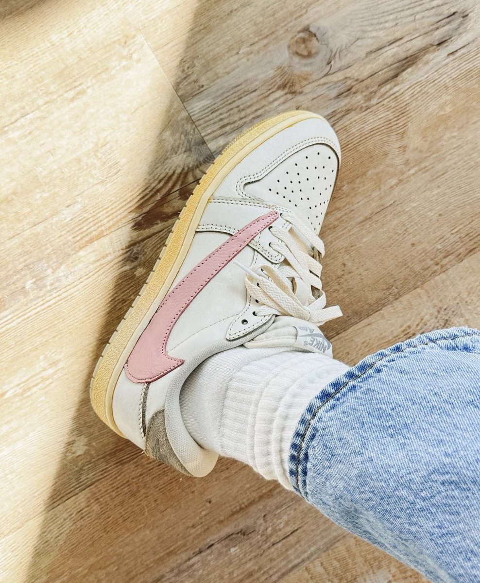nicekicks's tweet photo. Travis Scott + Air Jordan 1 Low Customs 🍰 https://t.co/NEkh9QZ1Ko