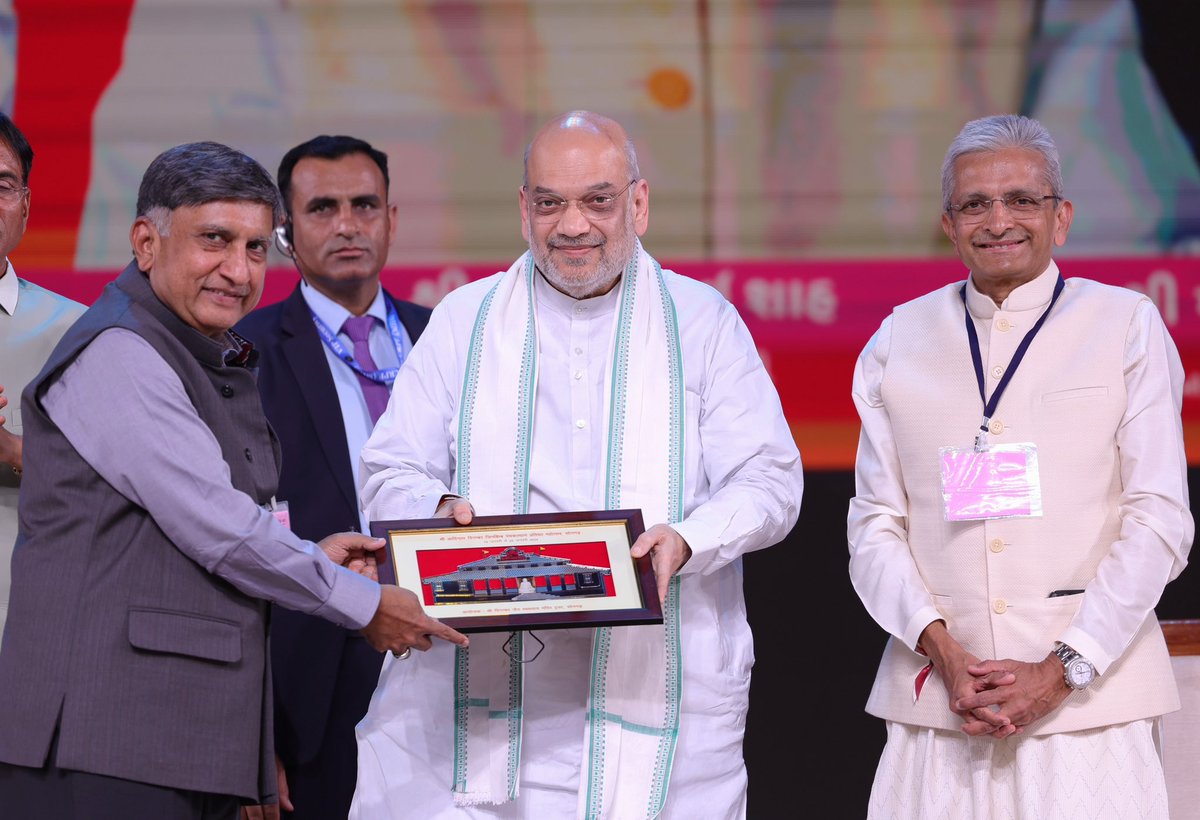 AmitShah's tweet photo. આજે ભાવનગરના સોનગઢ સ્થિત આદિનાથ દિગમ્બર જીનબિંબ પંચકલ્યાણક પ્રતિષ્ઠા મહોત્સવમાં સહભાગી થયો.

જૈન ધર્મ ભારતની શ્રમણ પરંપરામાંથી ઉદ્દભવેલો એક પ્રાચીન ધર્મ છે. પવિત્ર સોનગઢ જૈન તેમજ હિન્દુ બંને શ્રદ્ધાળુઓ માટે એક મહત્વપૂર્ણ તીર્થસ્થાન છે. પ્રવાસન હોય કે આધ્યાત્મિકતા, સોનગઢ ગુજરાતમાં એક મહત્વપૂર્ણ સ્થળ તરીકે ઉભરી રહ્યું છે.