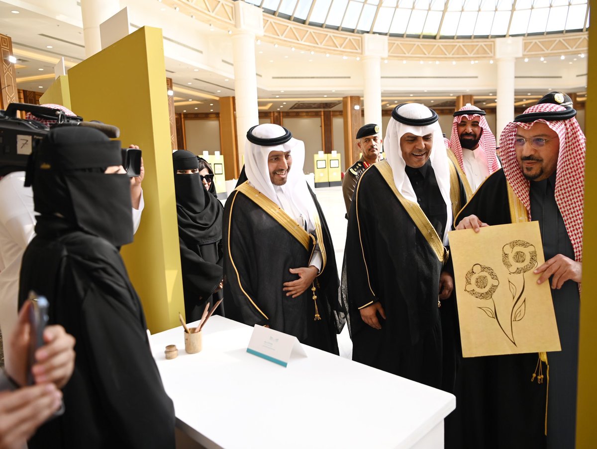 Artist1410H's tweet photo. تم بحمد الله حصول طالبتي تالا الطويرقي على المركز الأول على مستوى المملكة العربية السعودية في أولمبياد الخط العربي ، وتكريم من سمو أمير منطقة القصيم / فيصل بن مشعل آل سعود https://t.co/Qi1tiFPivq