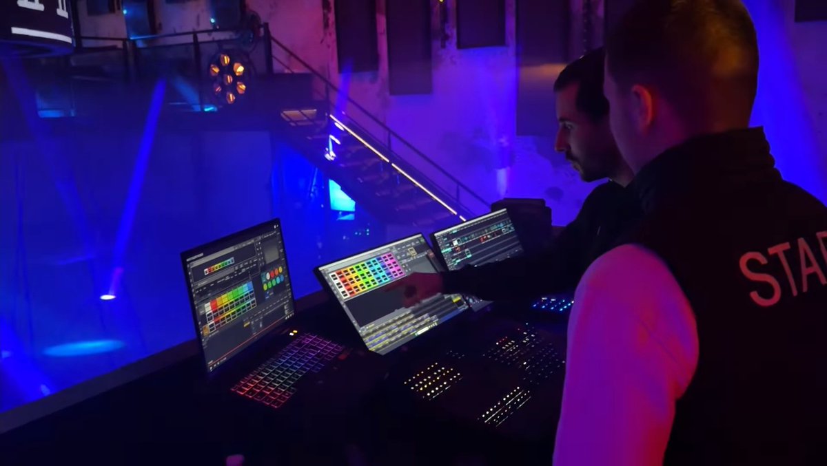 Installation and programming at M-Club in Quimper with UltraVision:

GrandMA3 / Resolume Arena7