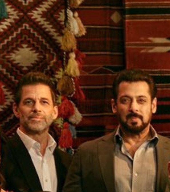 Zack Snyder & Salman Khan Standing Next To Eachother In #JoyAwards 

One Of Biggest Hollywood Director With Bollywood’s Biggest Megastar ❤️