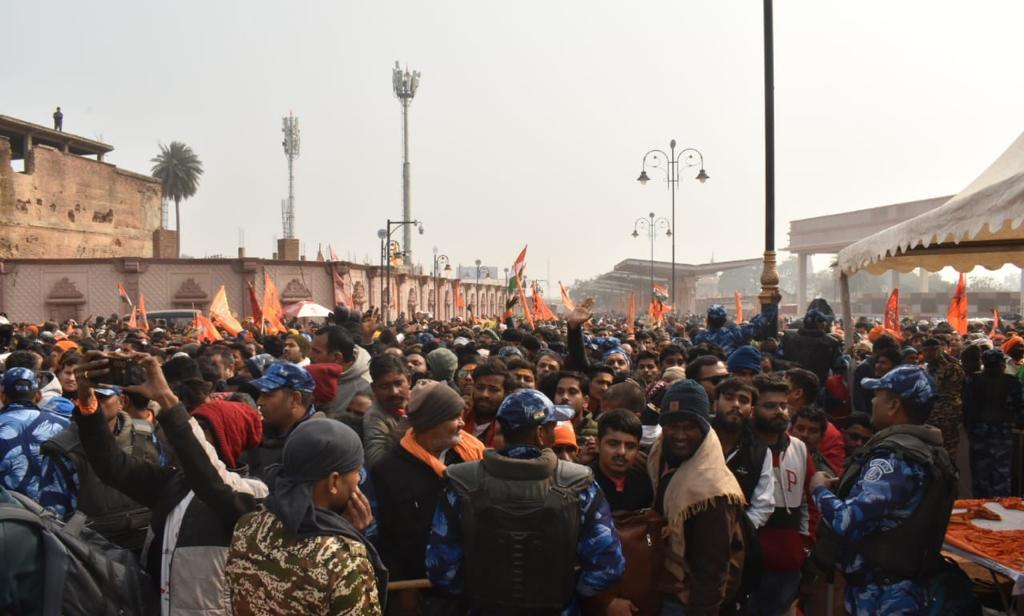 भगवान श्री राम लला के दर्शन के लिए उमड़ी भारी भीड़ को नियंत्रित करते 91वीं वाहिनी  द्रुत कार्य बल के सतर्क एवं कर्तव्यनिष्ठ कार्मिक l