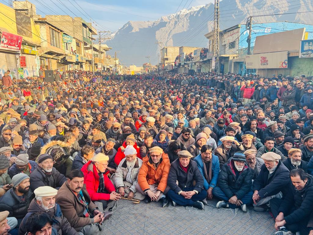 AllamaRajaNasir's tweet photo. گلگت بلتستان کے عوام گندم سبسڈی، ہیلتھ کارڈ کی بحالی اور دیگر حقوق کے لیے منفی پندرہ کی ٹہٹھرتی سردی میں گزشتہ 28 روزسے سڑکوں پر احتجاج کر رہے ہیں۔ مخلوط امپورٹیڈصوبائی حکومت بے بسی کی تصویر بنی ہوئی ہے اور وفاقی حکومت کی بے حسی بھی شرمناک ہے۔ اس خطے کے عوام نے بغیر کسی بیرونی امداد کے اس خطے کو آزاد کرایا۔ 76 سالوں سے یہاں کے عوام آئینی حقوق سے محروم ہیں۔ ایسا علاقہ جو انتہائی تزویراتی اہمیت کا حامل ،قدرتی اور انسانی وسائل سے مالامال ہے۔اس خطے کی محرومی کو دور کرنے کے لیے اقدامات نہ کرنا مقتدر حلقوں کی سنگین غلطی ہے اور اسکے بھیانک نتائج نکلیں گے۔ ہم گلگت بلتستان کے عوام کے ساتھ کھڑے ہیں اور ہمارا مطالبہ ہے کہ جی بی کو  وہاں کے عوام کی امنگوں کے مطابق انکے حقوق دئیے جائیں،جنت نظیر خطہ گلگت بلتستان کو مزید نظرانداز کرنا اور ان پر جبری فیصلے مسلط کرنا پاکستان کے حق میں نہیں۔