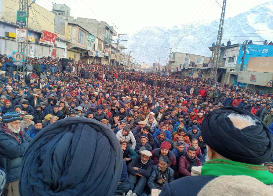 AllamaRajaNasir's tweet photo. گلگت بلتستان کے عوام گندم سبسڈی، ہیلتھ کارڈ کی بحالی اور دیگر حقوق کے لیے منفی پندرہ کی ٹہٹھرتی سردی میں گزشتہ 28 روزسے سڑکوں پر احتجاج کر رہے ہیں۔ مخلوط امپورٹیڈصوبائی حکومت بے بسی کی تصویر بنی ہوئی ہے اور وفاقی حکومت کی بے حسی بھی شرمناک ہے۔ اس خطے کے عوام نے بغیر کسی بیرونی امداد کے اس خطے کو آزاد کرایا۔ 76 سالوں سے یہاں کے عوام آئینی حقوق سے محروم ہیں۔ ایسا علاقہ جو انتہائی تزویراتی اہمیت کا حامل ،قدرتی اور انسانی وسائل سے مالامال ہے۔اس خطے کی محرومی کو دور کرنے کے لیے اقدامات نہ کرنا مقتدر حلقوں کی سنگین غلطی ہے اور اسکے بھیانک نتائج نکلیں گے۔ ہم گلگت بلتستان کے عوام کے ساتھ کھڑے ہیں اور ہمارا مطالبہ ہے کہ جی بی کو  وہاں کے عوام کی امنگوں کے مطابق انکے حقوق دئیے جائیں،جنت نظیر خطہ گلگت بلتستان کو مزید نظرانداز کرنا اور ان پر جبری فیصلے مسلط کرنا پاکستان کے حق میں نہیں۔