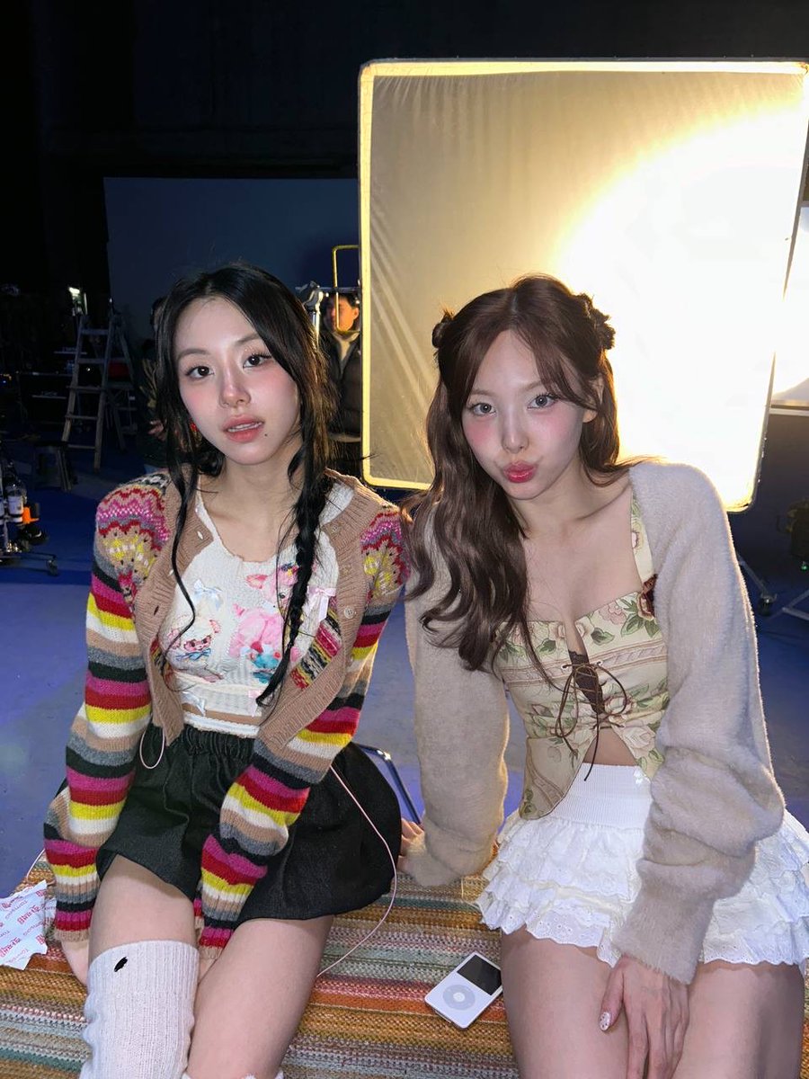 godmitzu's tweet photo. NAYEON AND CHAEYOUNG OMG https://t.co/vqvdv0AOdq