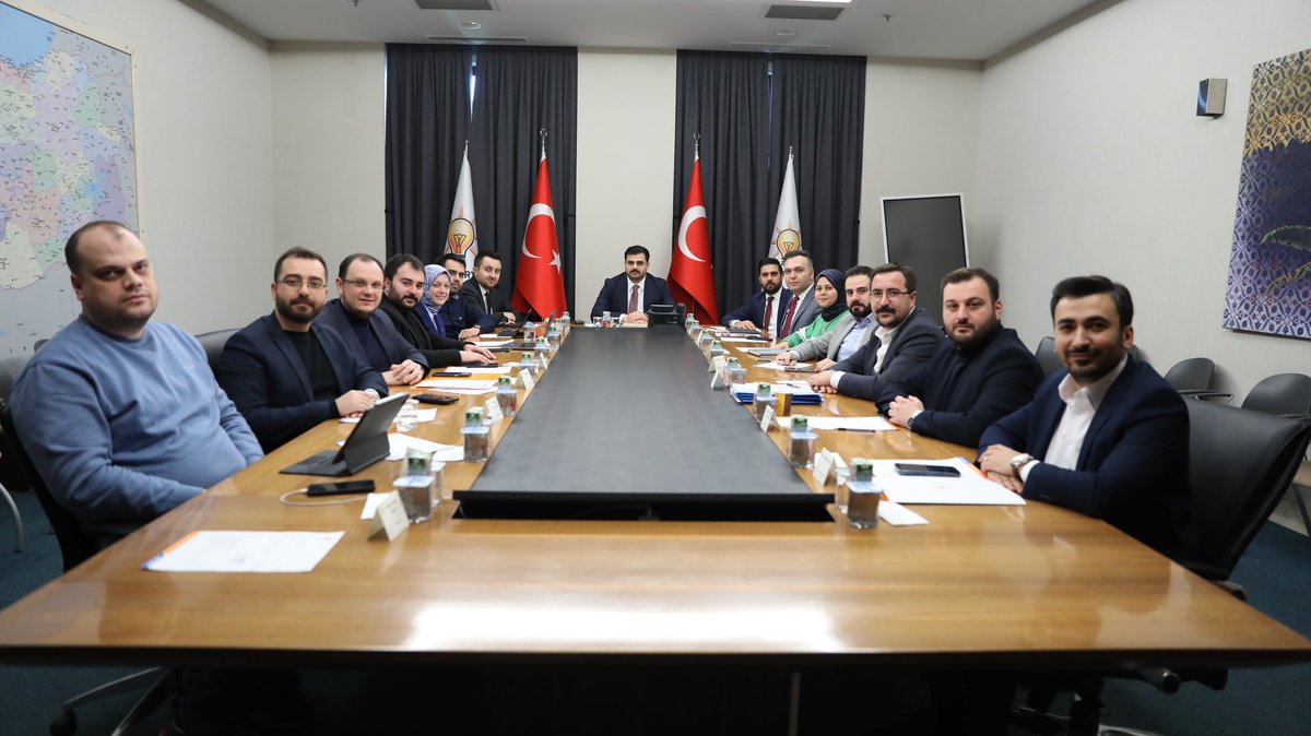 Tayfunarsinkol's tweet photo. 📍AK Parti Genel Merkez

Merkez Yürütme Kurulu (MYK) toplantımızı Genel Merkez Gençlik Kolları Başkanımız Sayın @eyupkadirinan başkanlığında gerçekleştirdik. https://t.co/yOjEVvjcMc