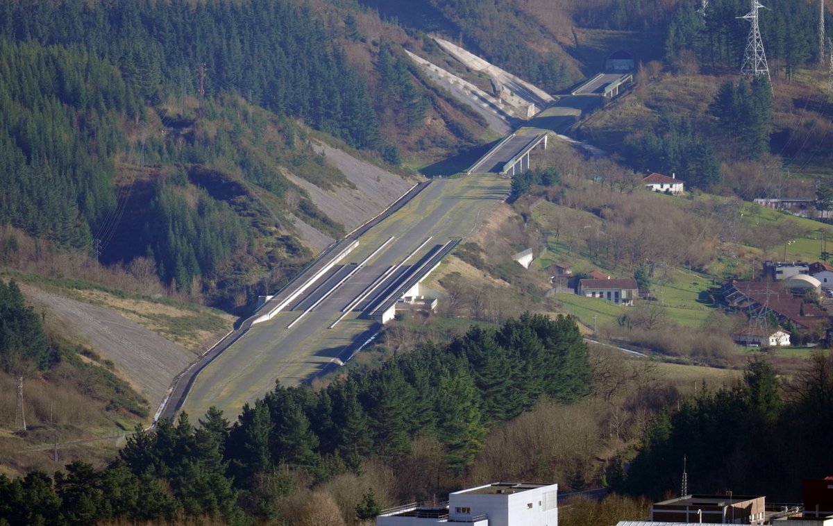 Azken garaiotako euriek lagunduta, majo hazten ari da belarra Ezkioko AHT geltokia izango omen den honetan. Berehala da bertara ardi batzuk sartzeko moduan, larrean egin dezaten. Honelako lanak hartu eta gero, ba zerbaiterako aprobetxatzeko diot #AHT #Ezkio