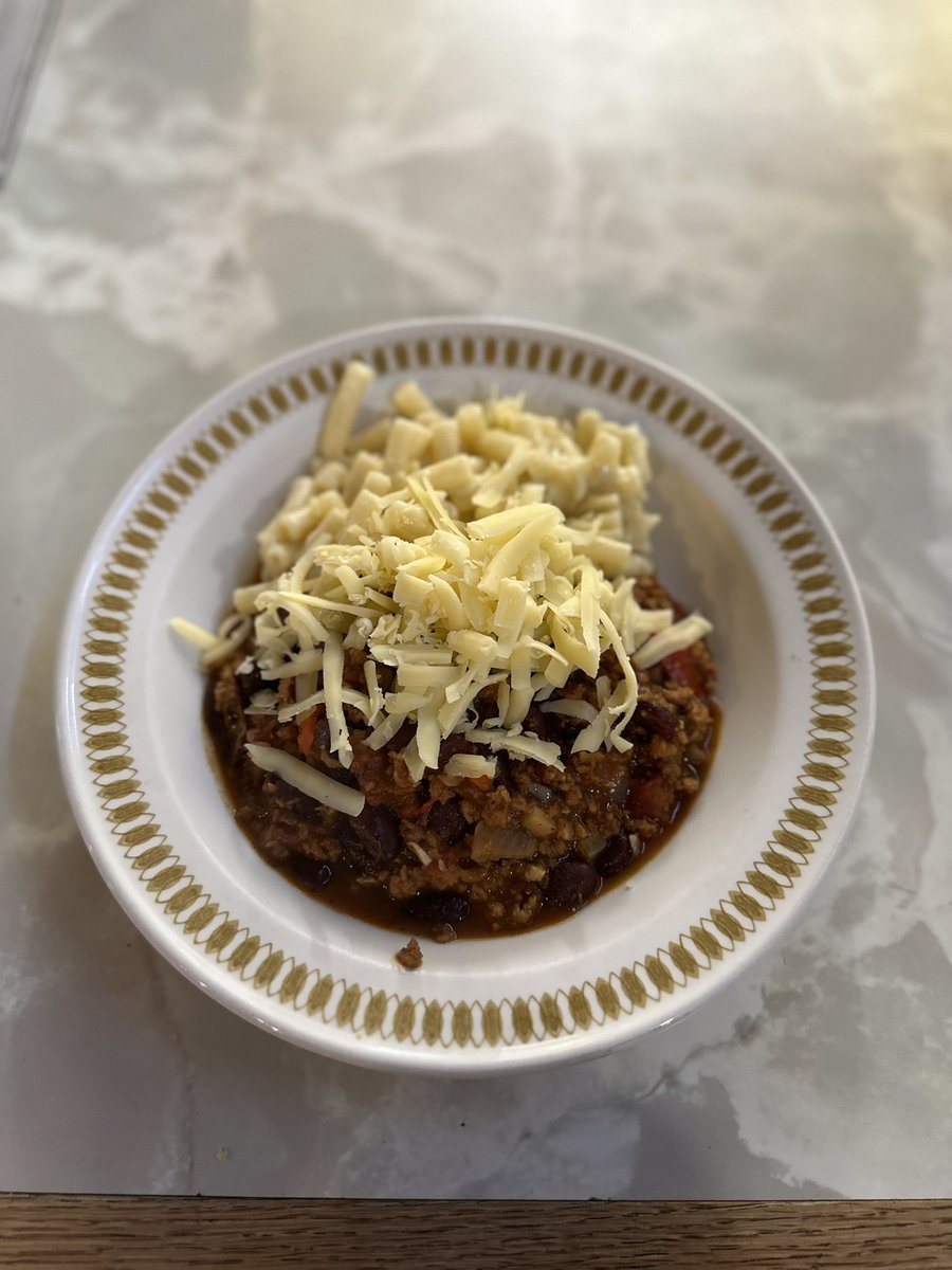Week 1 of the Harlow Recovery Cafe cooking session went deliciously well today! Chilli with macaroni cheese and nachos prepared and enjoyed by our community members. Well done to all attendees 👏 👏 👏 👨‍🍳🧀🌶️🥘👨‍🍳 #RecoveryCapital #RecoveryCommunity @EssexRecoveryF
