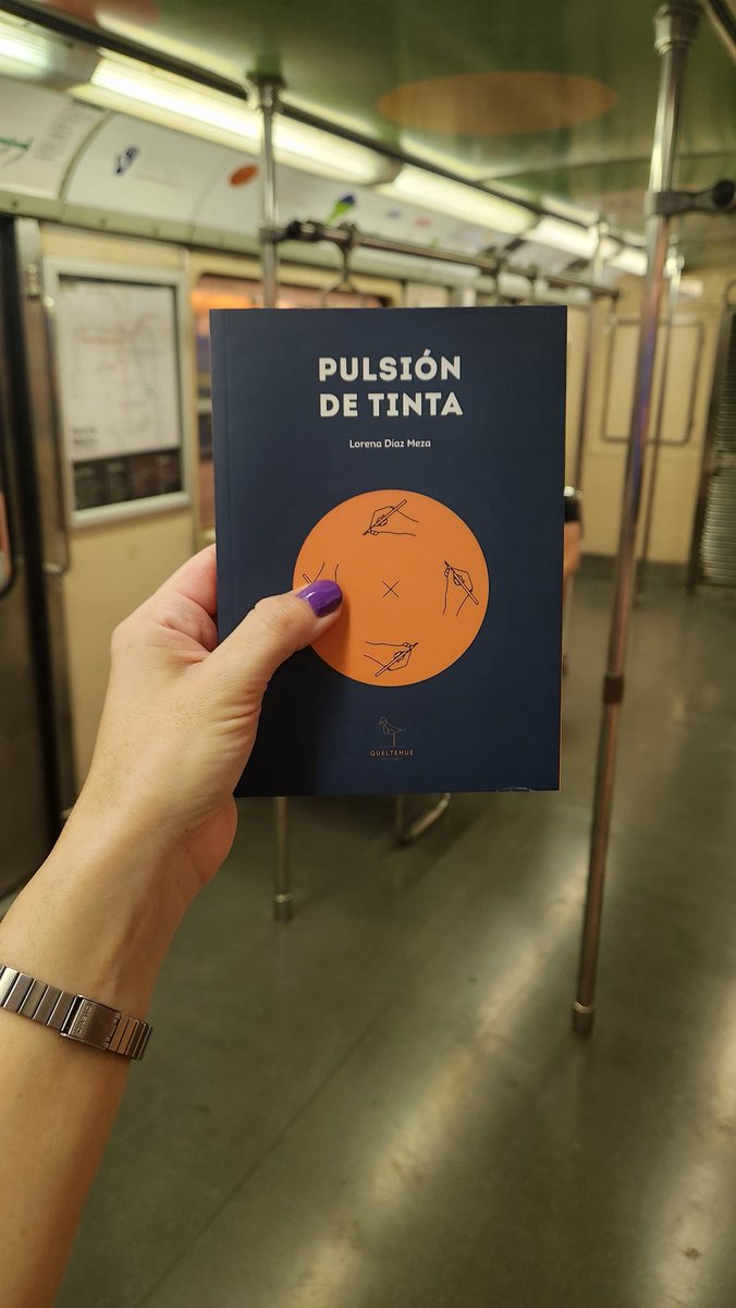 Ayer me vine leyendo un #libro de <a href="/Queltehuedicion/">Queltehueediciones</a> 📚🖤