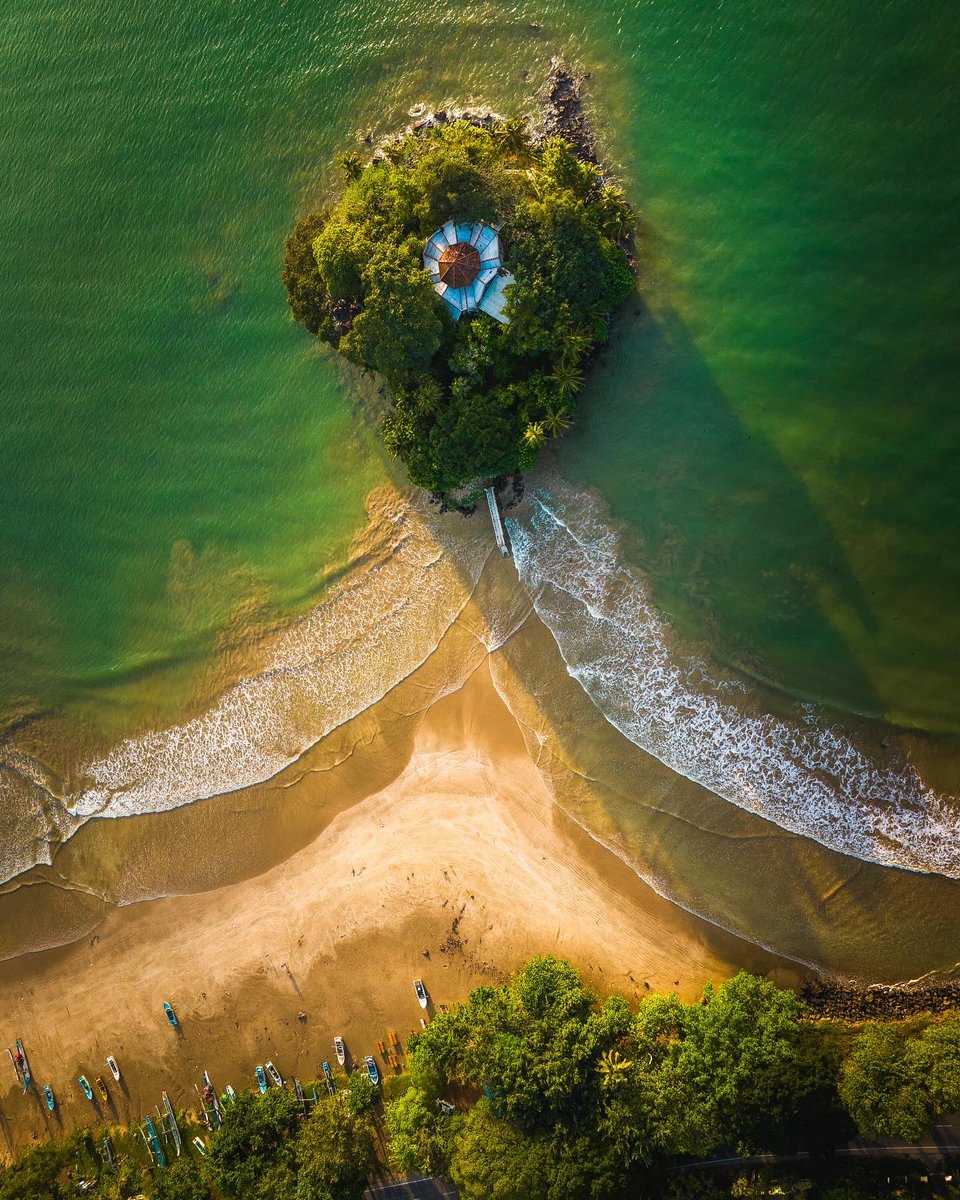 Weligama is famous for some of the best surf spots in Sri Lanka, but what most people don’t know is that the seascape there is also very photogenic, especially from above! 🌊🚁📸

I used the early sunrises to capture some of that beauty with my drone before heading out to surf.…