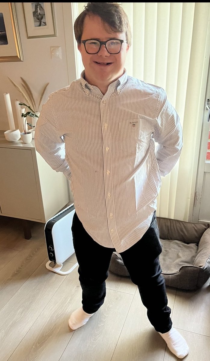 Fredrik fikk uføretrygd i 18-års "gave". Jeg håper du,  ⁦@Henrikasheim⁩, skjønner at både han og vi MYE heller vil at han skal ha en ordentlig jobb. Hvem tror du vil ansette Fredrik❓

(Ps Takket være trygda, kan han om litt kjøpe leilighet i bofellesskap) #Downssyndrom