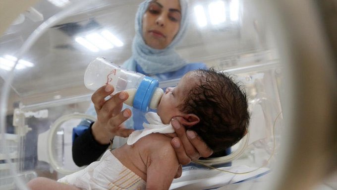 İşgalci İsrail'in yoğun bombardımanı sonucu hayatını kaybeden Hanadi Abu Amsha'nın karnındaki bebek, sezaryenle kurtarıldı. Bebek henüz anne karnındayken öksüz kaldı.

#GazaStarving