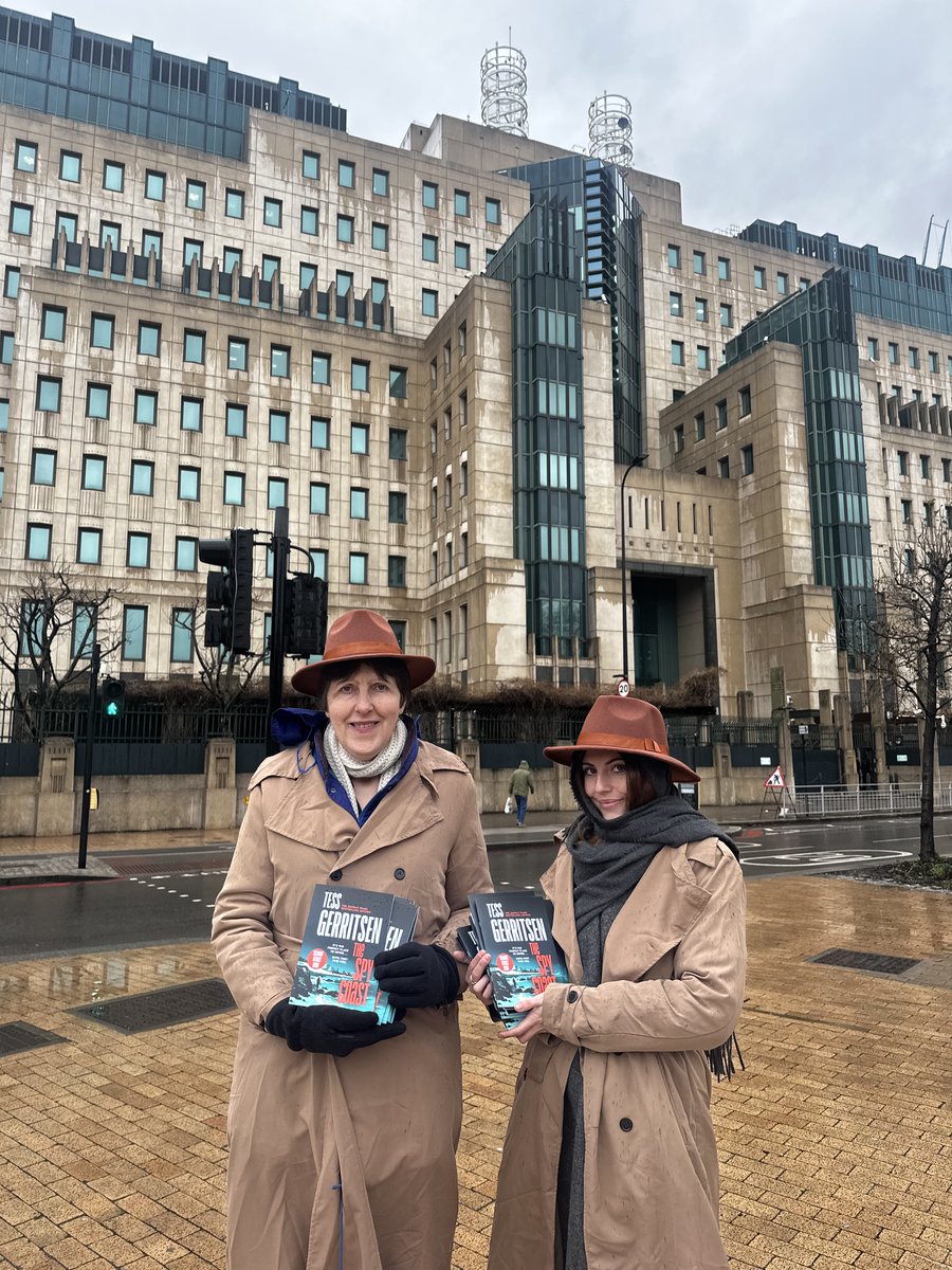 StreetPR_UK's tweet photo. Today, our StreetPR operatives were stationed outside the SIS building, working with @PenguinBooks on a mission to distribute book samples of @tessgerritsen's latest thriller, 'The Spy Coast'.
Get in contact with us:
https://t.co/bPJGTE9HeD
#streetpr #penguinbooks #sampling https://t.co/Tmv92tdxGA