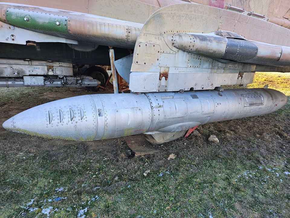 volantis4pilots's tweet photo. The Sukhoi Su-22 M-4 3402 was a supersonic fighter-bomber with its first prototype flight in August 1966. It served in the Czechoslovak Air Force from 1984 to 2002. #plane #aviator #pilot https://t.co/nCfsOiVsfq