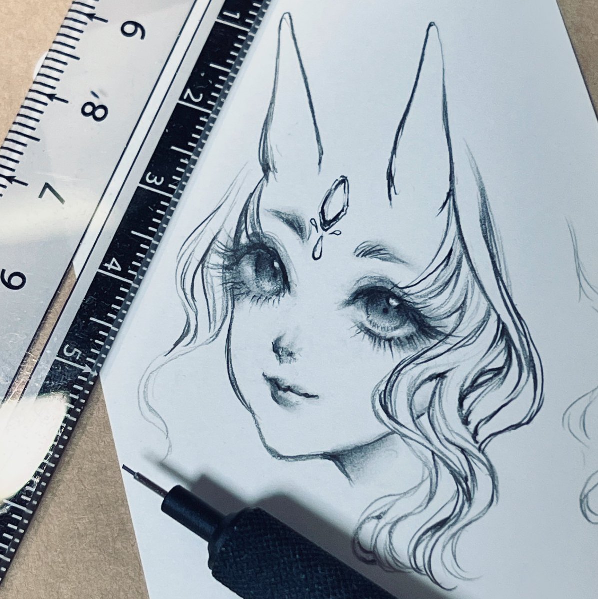 定規当ててみたらこのくらいの大きさの作品なのだけれど、描いていると意外とそこまで窮屈さがなくてただただ楽しいー☺️🙌✨✨ 